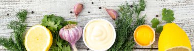 Sarımsak sosu malzemelerinin sınırı. Beyaz ahşap arka planda mayonez hazırlamak için ürünler. Kopyalama alanı olan üst görünüm