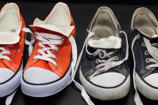 Új narancssárga, és a régi blue cipők — Stock Fotó