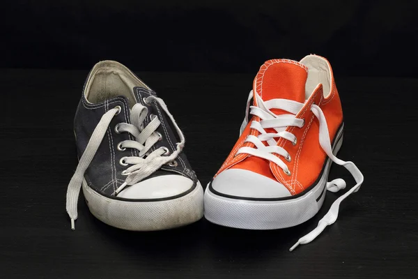 Új narancssárga, és a régi blue cipők — Stock Fotó