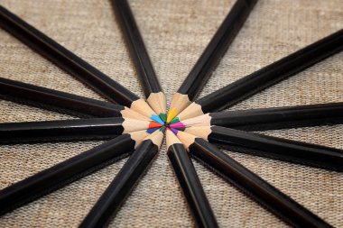 renkli kalemler çemberi