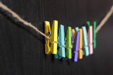 bir ip üzerinde küçük renkli clothespins dönüştürün