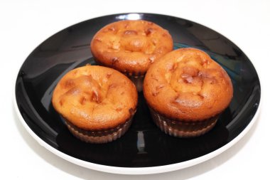 Bildiğim kadarıyla Muffins beyaz masada kahve veya çay ile
