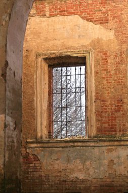 çubuklu eski pencere