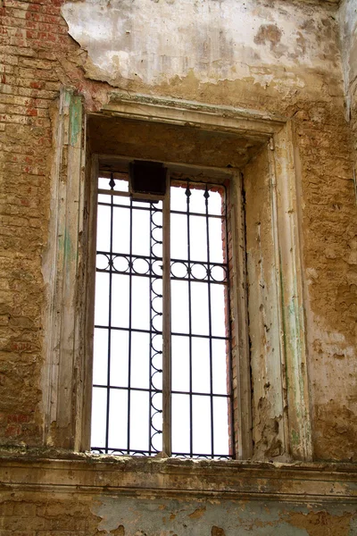 Vieja ventana con barras — Foto de Stock