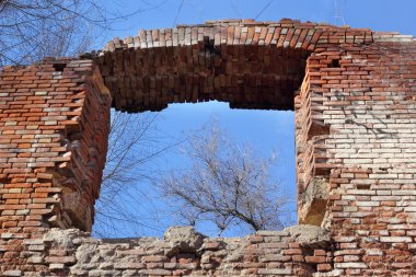 Eski kırık duvarda pencere