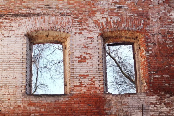 Okno na stare popękane ściany — Zdjęcie stockowe