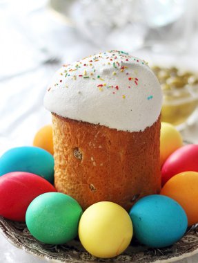 Paskalya kek ve plaka üzerinde yumurta