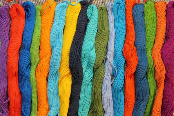 Kleurrijke katoen ambachtelijke draden — Stockfoto