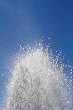 Çeşme gökyüzüne karşı