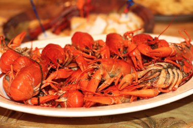 Bir tabakta haşlanmış kerevit.