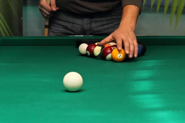 Bolas de bilhar na mesa verde e bola branca — Fotografia de Stock