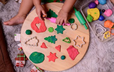 Aile Noel 'de ve evde yeni yılı kutlar. Yıl sonu tatilinde anne ve çocuk yaşam tarzı.