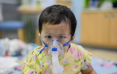Asyalı bebek çocuk hastanesinde Solunum Senkronizasyon Virüsü (RSV) olarak hastaydı. Taylandlı küçük kız öksürük ve grip için ilaç taşıyor..
