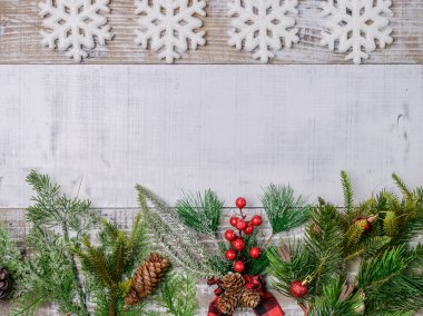 Beyaz arka planda Noel hediyesi ve süsleme. Noel ve Yeni Yıl Tatildeki Parti Kutlaması.