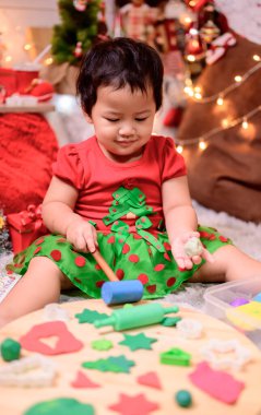 Aile Noel 'de ve evde yeni yılı kutlar. Yıl sonu tatilinde anne ve çocuk yaşam tarzı.