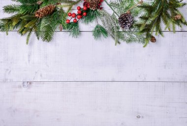 Beyaz arka planda Noel hediyesi ve süsleme. Noel ve Yeni Yıl Tatildeki Parti Kutlaması.