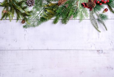 Beyaz arka planda Noel hediyesi ve süsleme. Noel ve Yeni Yıl Tatildeki Parti Kutlaması.