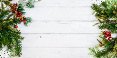 Noel hediyesi ve beyaz arka planda süsleme. Noel ve Yeni Yıl Tatildeki Parti Kutlaması.