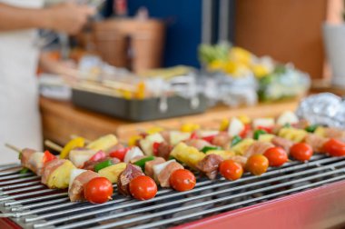 Izgara ve Barbekü partisi evde. Domuz eti, sığır eti, tavuk, deniz ürünleri ve sebze pişiriyorum. Aile hayatı ve açık hava aktiviteleri..