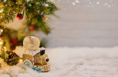 Evde Noel süsü. Noel ve Yeni Yıl kutlamaları kış tatilinde.