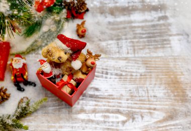 Evde Noel süsü. Noel ve Yeni Yıl kutlamaları kış tatilinde.