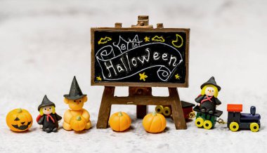 Cadılar Bayramı süslemeleri. Sonbahar ve sonbahar mevsiminde şeker ya da şaka. Balkabağı yüzü ve korkunç semboller.