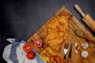 Ev yapımı Hawai pizzası. Cheeze ahşap kaplamalı pizza. Kış tatilinde evde yemek yapmak..