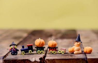 Cadılar Bayramı süsü. Sonbahar ve sonbahar mevsiminde şeker ya da şaka. Kabak surat ve tahta arka planda korkunç bir sembol..