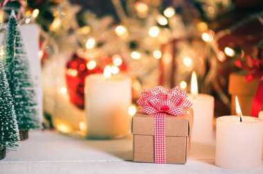 Mutlu Noeller ve mutlu yıllar. Hediye ve hediyeyle kış tatili süslemesi.