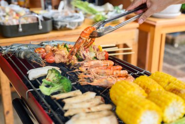 Izgara ve Barbekü partisi evde. Domuz eti, sığır eti, tavuk, deniz ürünleri ve sebze pişiriyorum. Aile hayatı ve açık hava aktiviteleri..