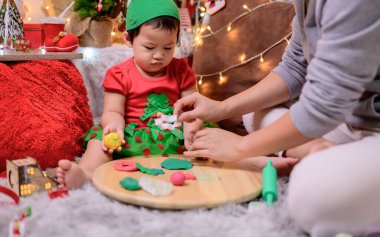 Aile Noel 'de ve evde yeni yılı kutlar. Yıl sonu tatilinde anne ve çocuk yaşam tarzı.