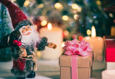 Mutlu Noeller ve mutlu yıllar. Hediye ve hediyeyle kış tatili süslemesi.