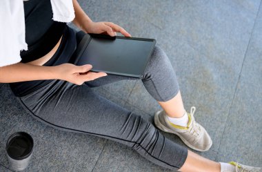 Asyalı kadın spor yapıyor ve GYM 'de tek başına çalışıyor. Sosyal uzaklık ve yeni normal yaşam tarzı.