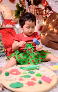 Aile Noel 'de ve evde yeni yılı kutlar. Yıl sonu tatilinde anne ve çocuk yaşam tarzı.