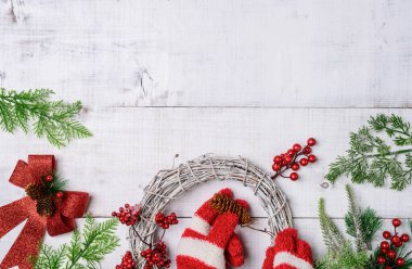 Beyaz arka planda Noel hediyesi ve süsleme. Noel ve Yeni Yıl Tatildeki Parti Kutlaması.