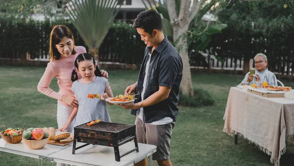 Asiatisk Familj Som Har Grillfest Hemma Matlagning Grillad Bbq Till — Stockfoto