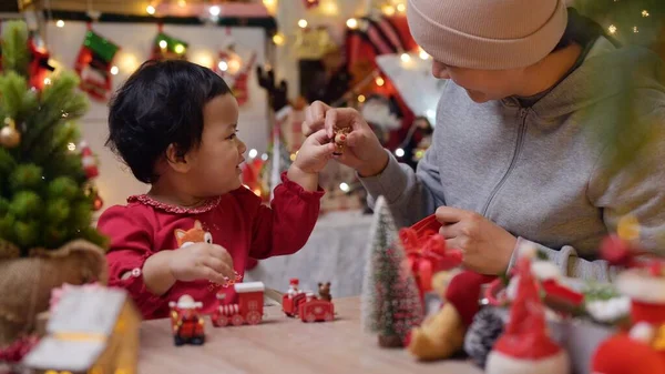 Keluarga Merayakan Natal Dan Tahun Baru Rumah Gaya Hidup Ibu — Stok Foto