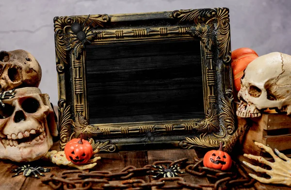 万圣节装饰 秋秋两季的糖果或糖果 南瓜脸和可怕的木制背景符号 — 图库照片