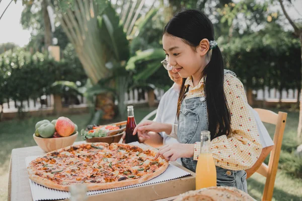 Kakek Dan Cucu Makan Pizza Kebun Rumah Gaya Hidup Pensiun — Stok Foto