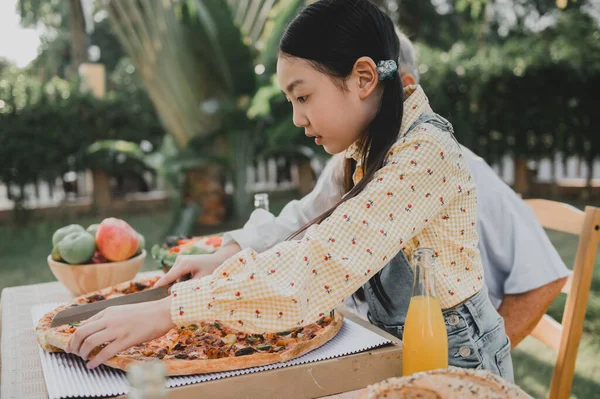 Kakek Dan Cucu Makan Pizza Kebun Rumah Gaya Hidup Pensiun — Stok Foto