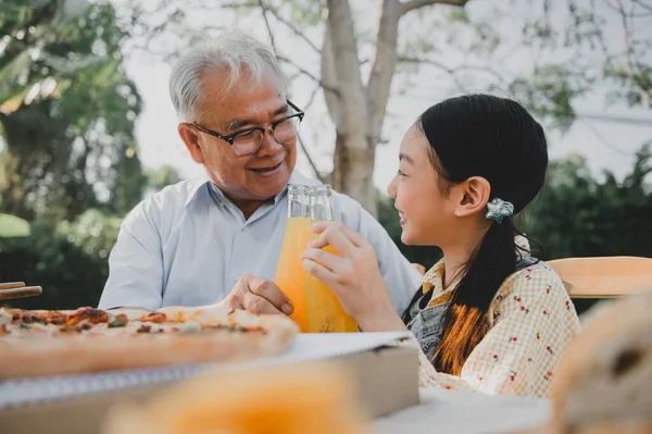 Kakek Dan Cucu Makan Pizza Kebun Rumah Gaya Hidup Pensiun — Stok Foto