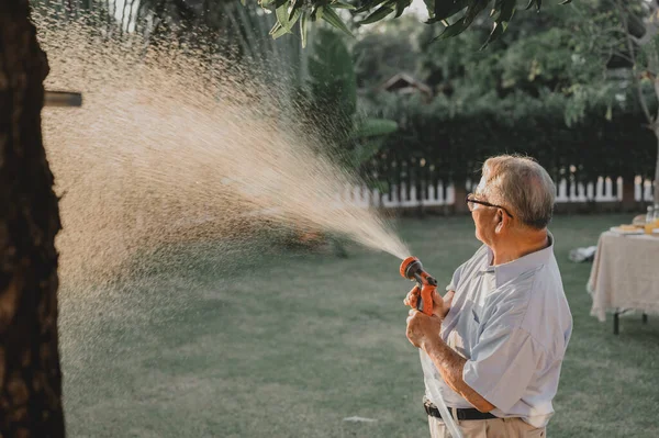 Kakek Menyiram Tanaman Kebun Saja Gaya Hidup Pensiun Halaman Belakang — Stok Foto