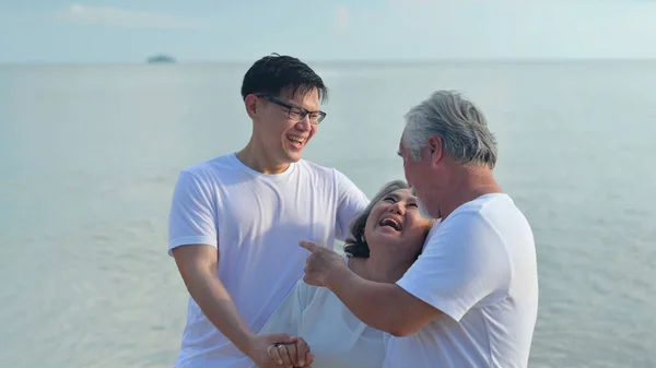 Pasangan Cinta Senior Asia Dengan Anak Melakukan Perjalanan Pantai Masa — Stok Foto