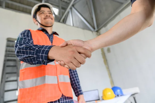Asian Engineer Architect Handshake Construction Property Site Teamwork Successful Housing — Stock Photo, Image