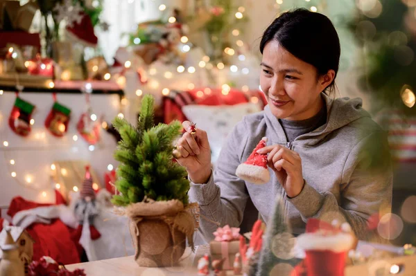 亚洲女人独自在家装饰圣诞节 全家人欢庆新年佳节 — 图库照片