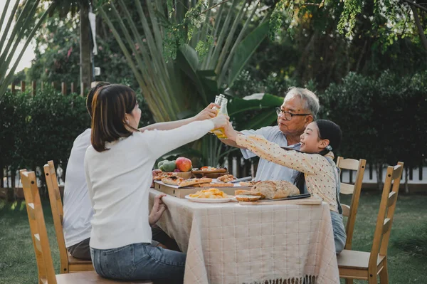 Keluarga Asia Makan Pizza Kebun Rumah Orangtua Dengan Anak Dan — Stok Foto