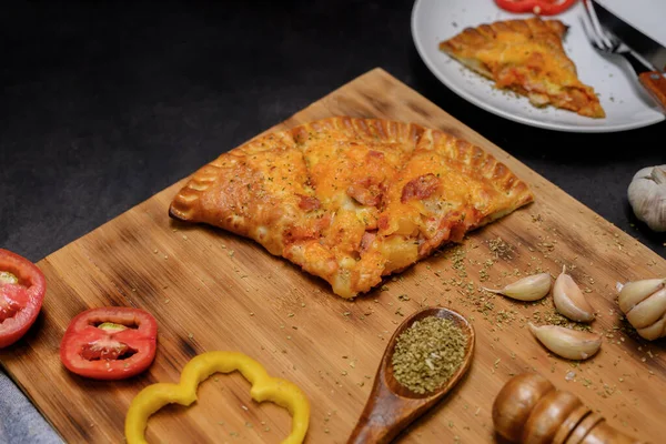 Pizza Hawaiana Casera Puff Pizza Con Fondo Placa Madera Cheeze — Foto de Stock