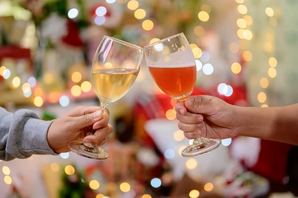 Vánoční Novoroční Párty Přáteli Pití Červeného Vína Šampaňského Oslavu Dovolené — Stock fotografie
