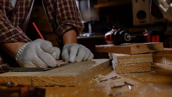 人在夜间加班 木制品和Diy老式木制家居装饰 木匠和工匠作坊 — 图库照片