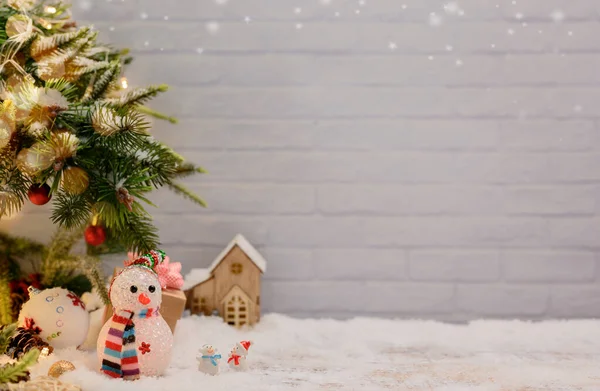 Mutlu Noeller ve mutlu yıllar. Hediye ve hediyeyle kış tatili süslemesi.